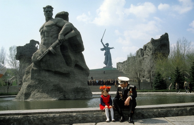 shkolniki_iz_luganska_pozdravjat_s_dnem_pobedy_veteranov_na_mamaevom_kurgane