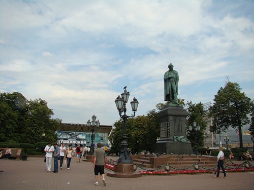 17 июля 2011 г., в день памяти страстотерпцев Государя Николая II и иже с ним убиенных, состоялись молитвенное стояние и крестный ход на Пушкинской площади