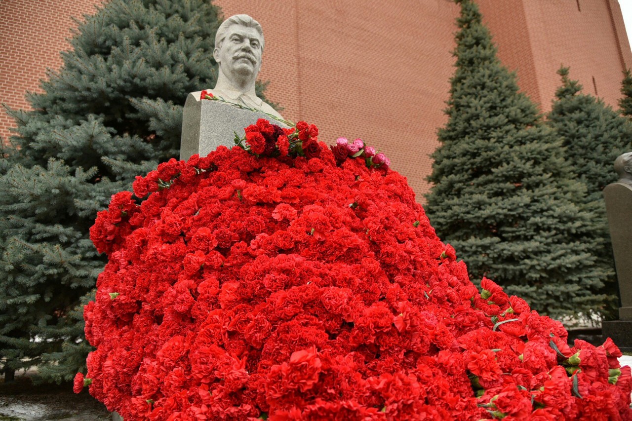 5 марта 2017 года на Красной площади состоялось возложение цветов к могиле Вождя народов товарищу Сталину Иосифу Виссарионовичу!