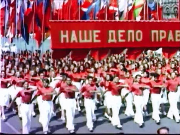НАШЕ ДЕЛО ПРАВОЕ! ДА ЗДРАВСТВУЕТ ДРУЖБА! ДА ЗДРАВСТВУЕТ СОЮЗ СОВЕТСКИХ СОЦИАЛИСТИЧЕСКИХ РЕСПУБЛИК!!! 12 августа 1945 года. Впервые после четырёх лет войны в Москве на Красной площади состоялся традиционной Всесоюзный парад физкультурников. Под гербами 16-ти республик собралась 23-х тысячная армия самых лучших физкультурников нашей страны, олицетворяя дружбу и силу народов Советского Союза!