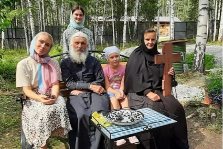 «Война идет за ваши души»: Катя Гордон приехала в Среднеуральский монастырь