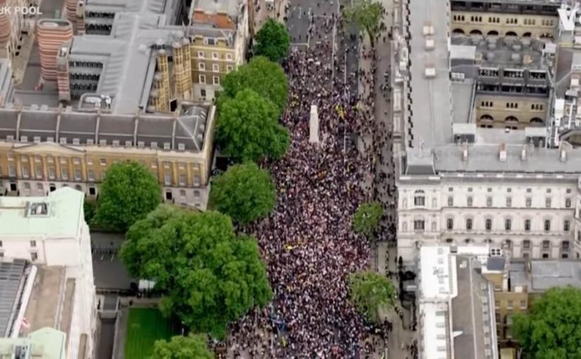 Англичане поднялись на протест и победили